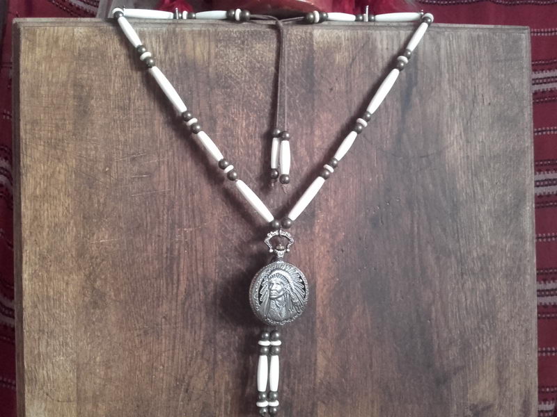 amulet náhrdelník hodinky na krk s indiánem mosazné, pravé kostice