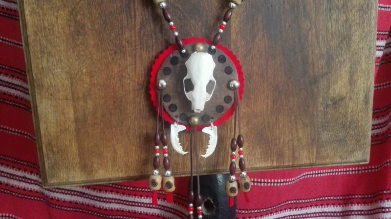 kožený amulet lebka a čelisti z Norka Amerického