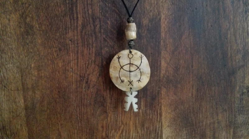 amulet na krk s kostěným přívěskem