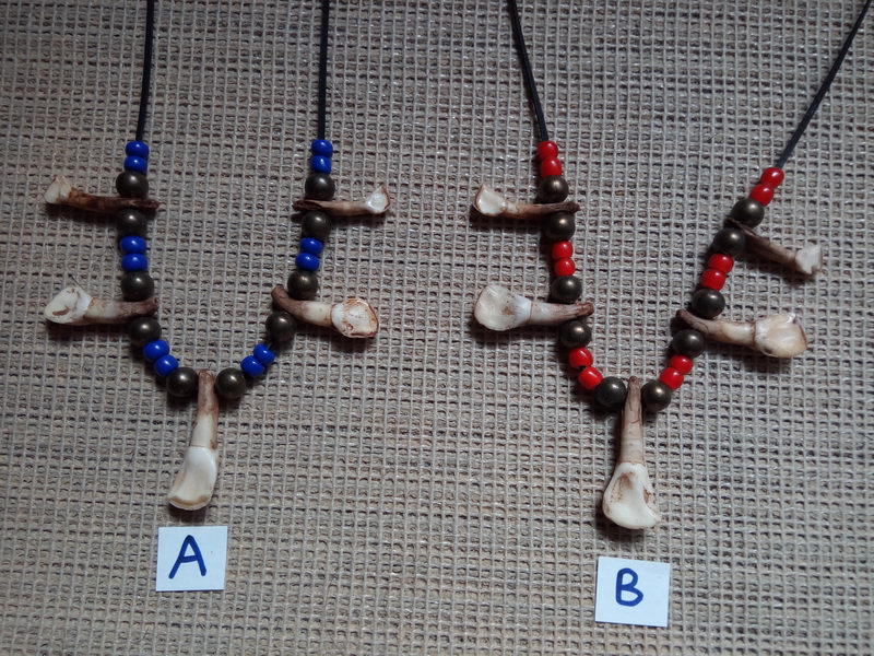 amulet náhrdelník zuby z býka,mosazné korálky
