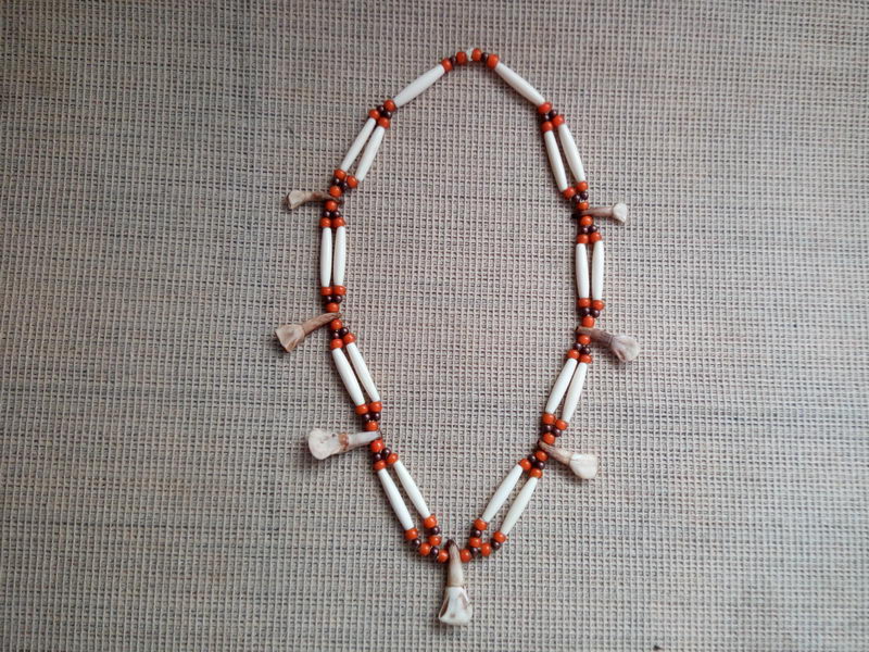 amulet náhrdelník zuby z býka,kostice,korálky