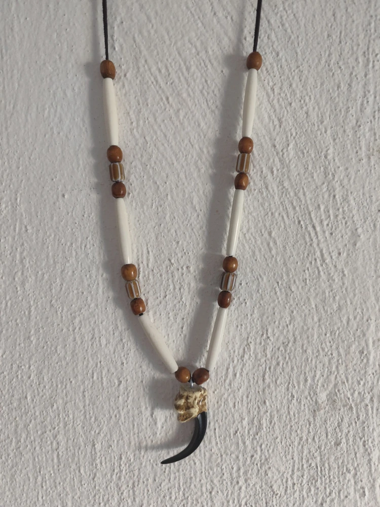 amulet na krk orlí dráp, kostice, korálky chevrony