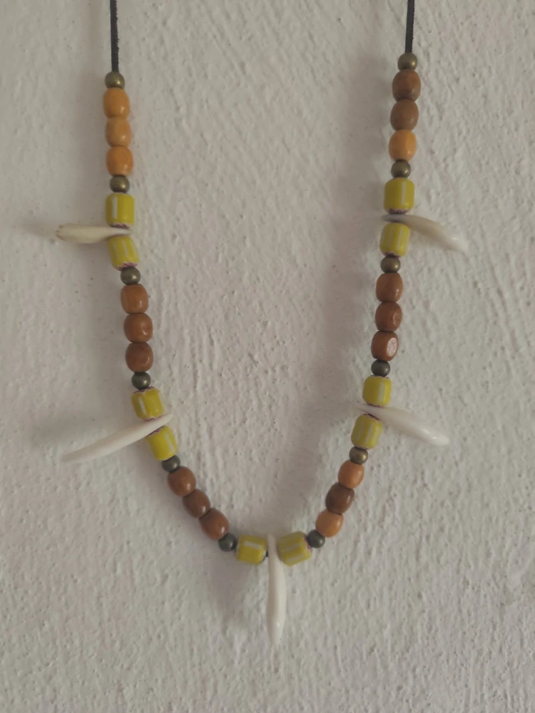 náhrdelník amulet psí zuby, dřevěné korálky, chevrony