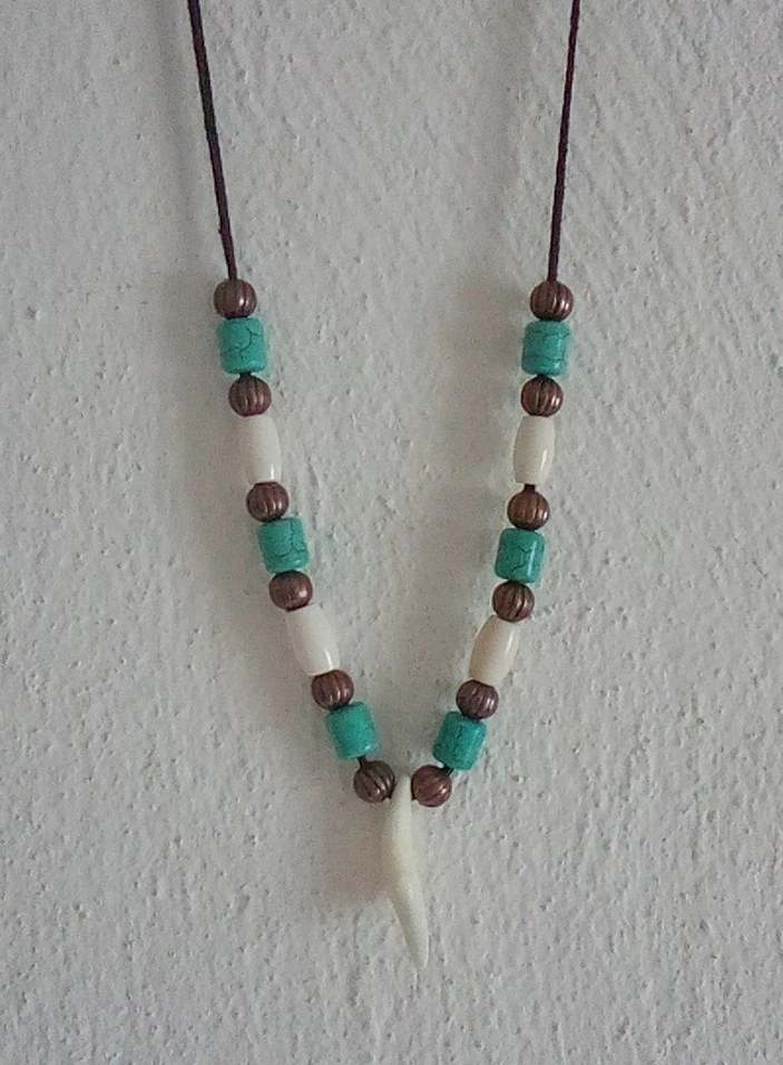 amulet psí zub, kostice, měděné korálky, tyrkenitové korálky