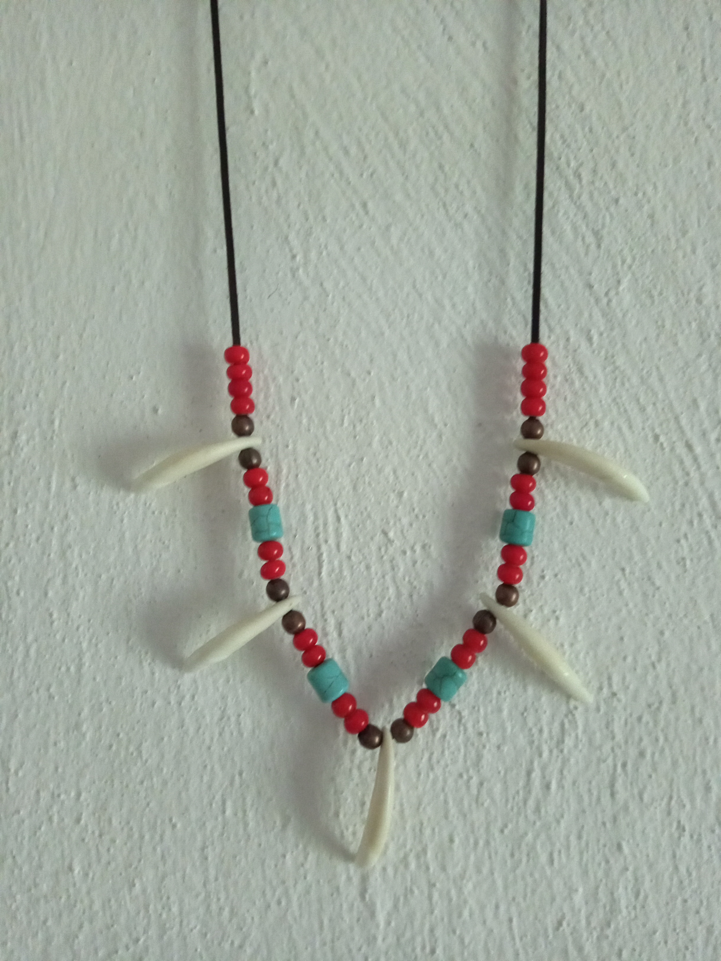 náhrdelník amulet psí zuby červené korneliány, tyrkenitové válečky , měděné korálky