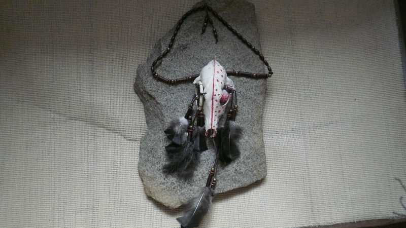 amulet na krk malovaná liščí lebka,lapač snů,peří