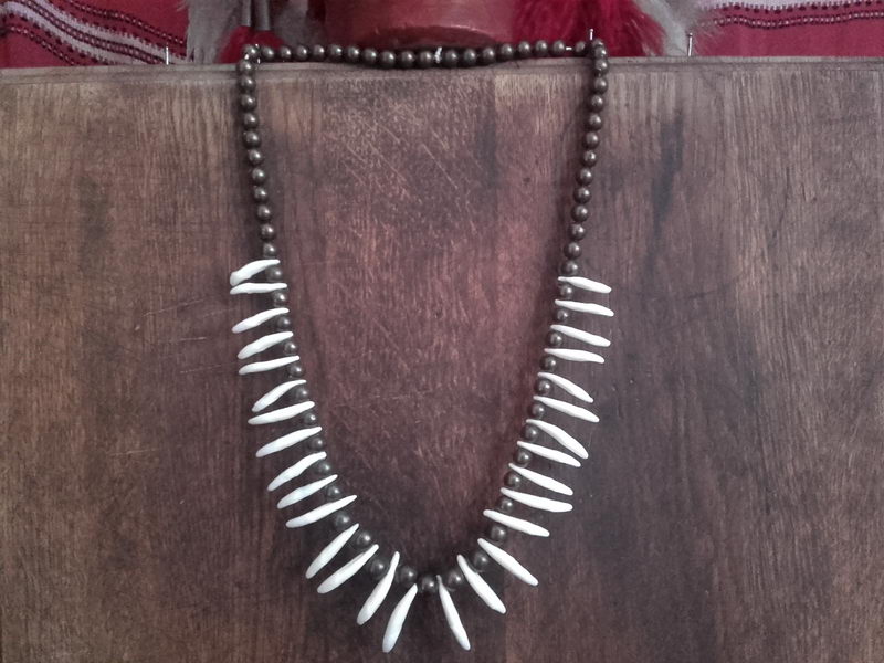 amulet náhrdelník psí zuby,mosazné korálky