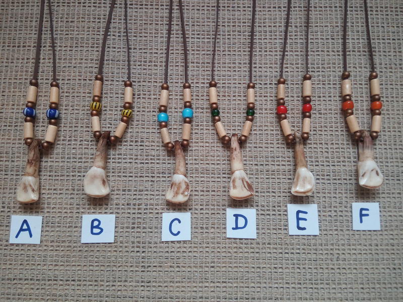 amulet na krk velký zub z býka korálky
