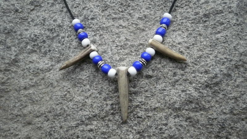 amulet na krk náhrdelník,modrý a bílý rokajl, kovové korálky, přívěsky parůžky