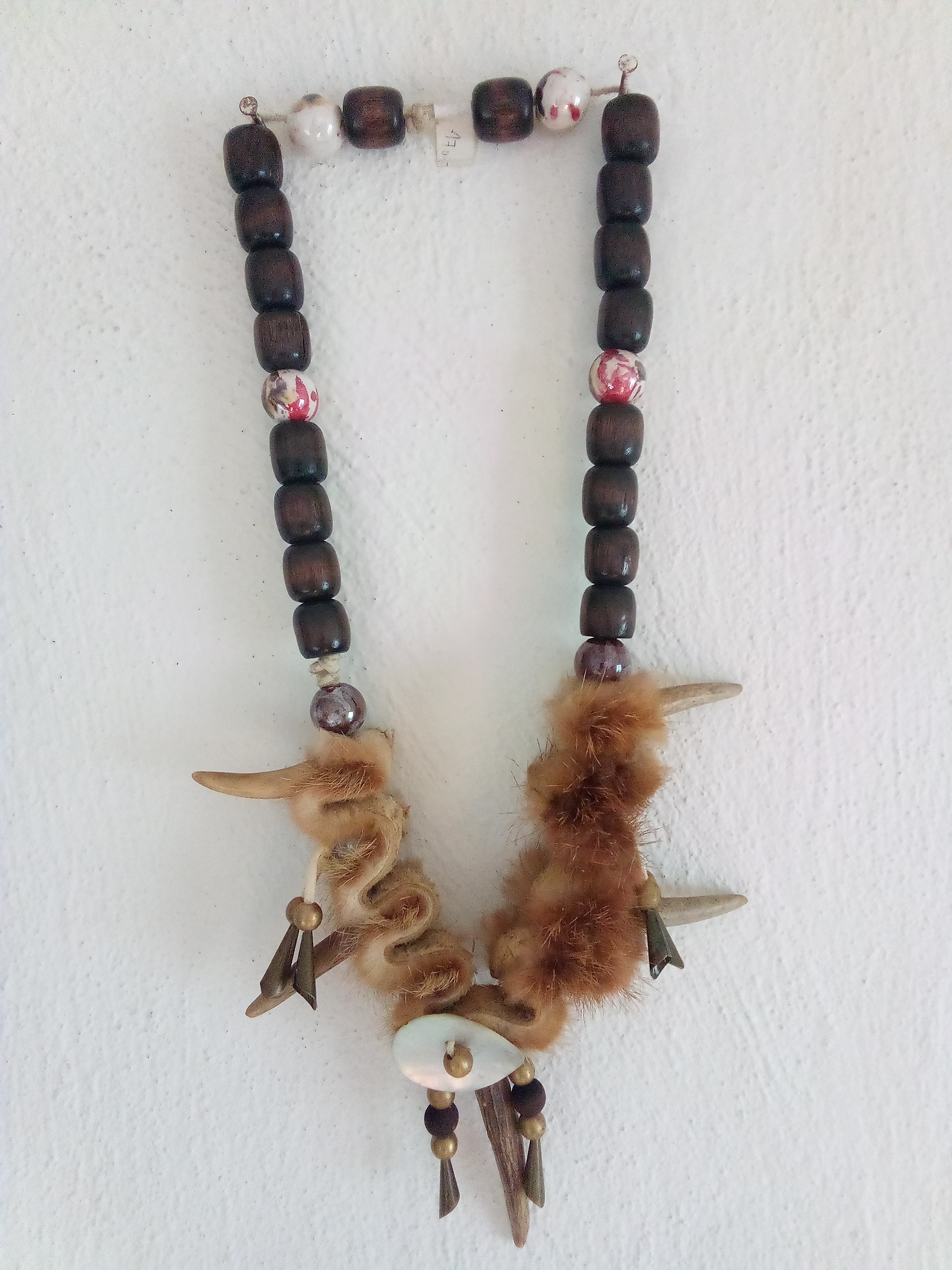 amulet na krk náhrdelník dřevěné korále, srnčí parůžky