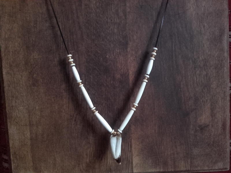 amulet na krk kančí špičák,kostěné kostice,mozazné zlaté korálky