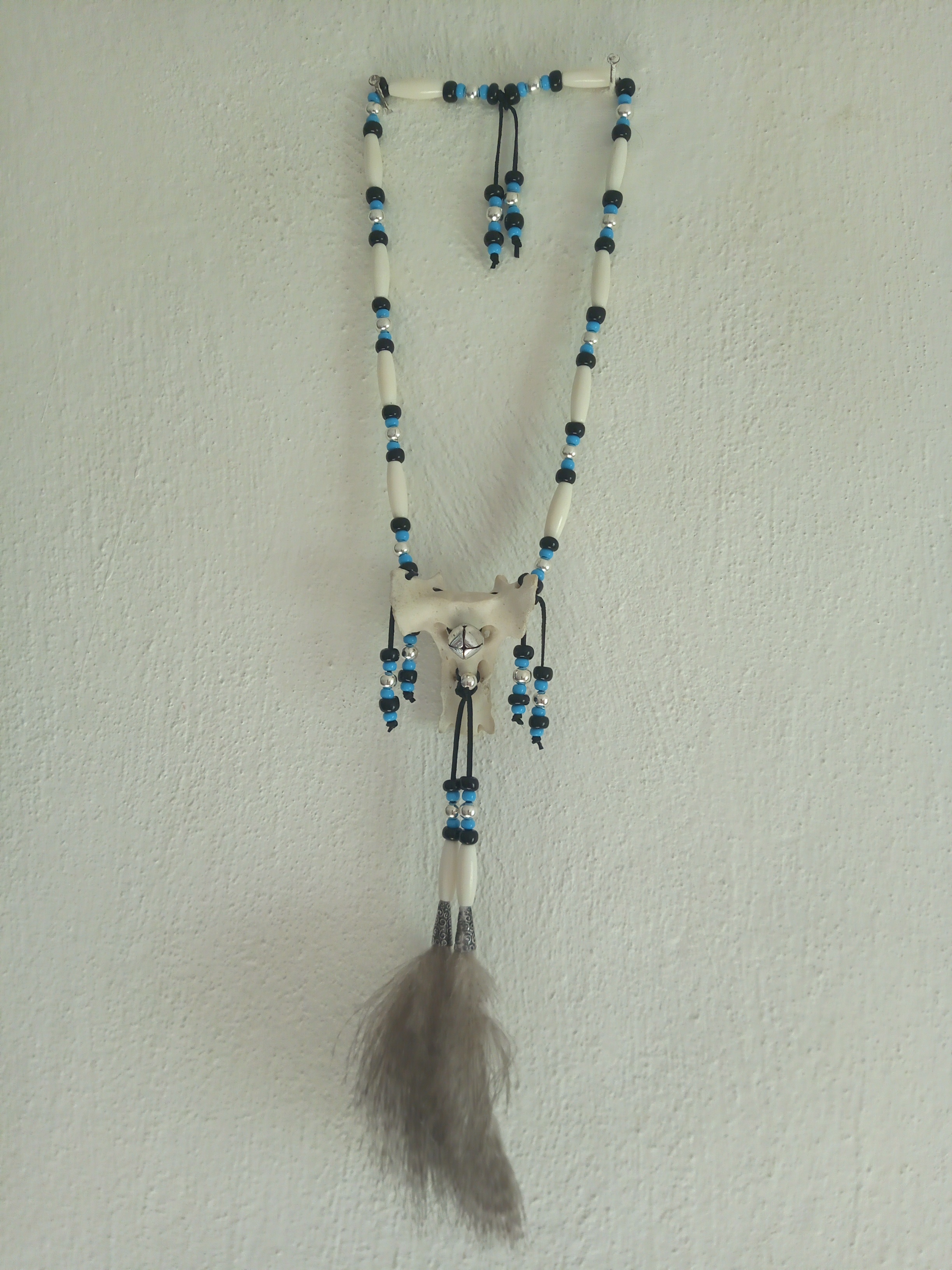 amulet na krk křížová kost, kostice, rokajl, peří