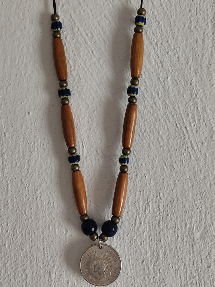 náhrdelník amulet na krk dřevěné korálky, chevrony, přívěsek dolar
