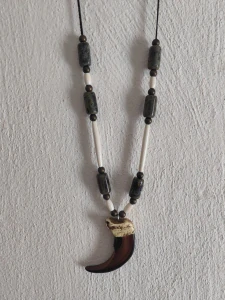 amulet na krk medvědí dráp, korálky , kostice