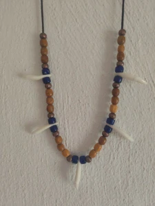 náhrdelník amulet psí zuby, dřevěné korálky, modré korálky