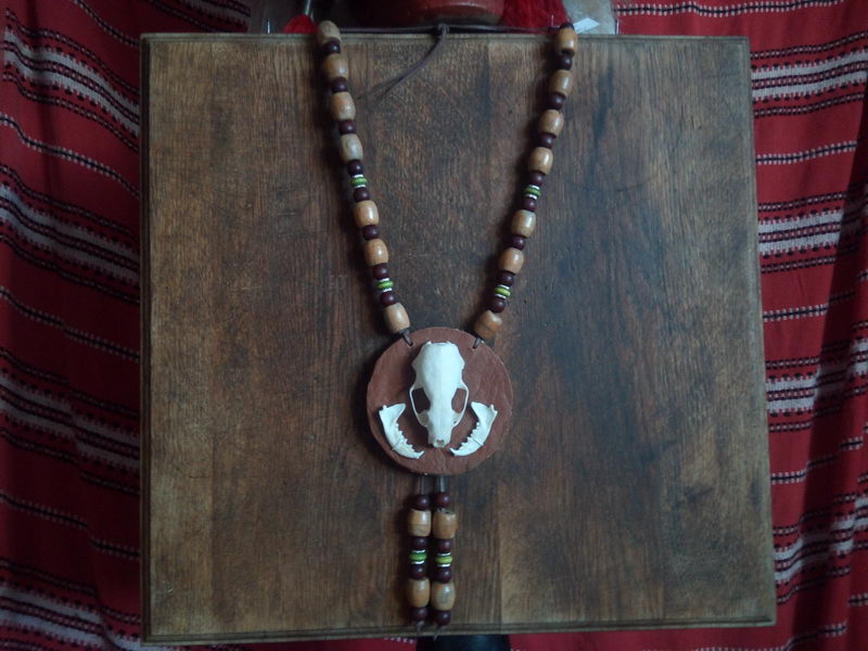amulet na krk lebka a čelisti z Norka Amerického