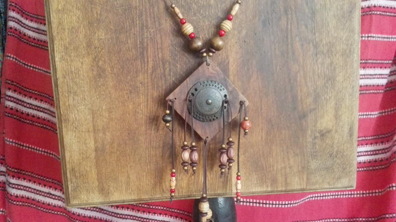 dřevěný amulet "kosočtverec", kovová tepaná puklice