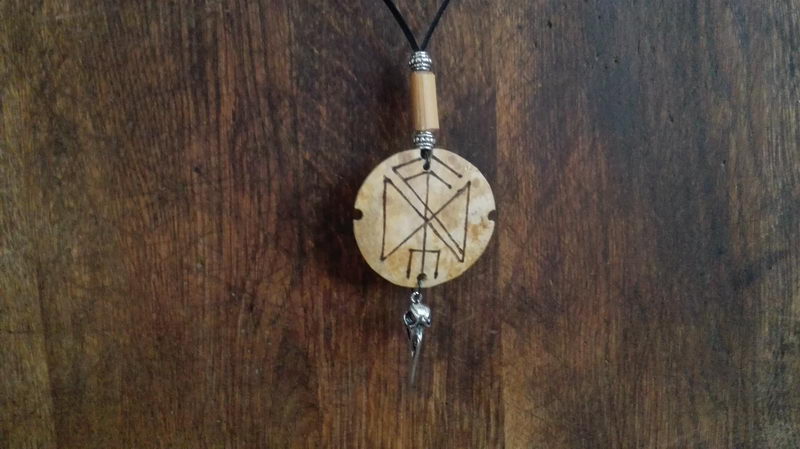 amulet na krk s ptačí lebkou