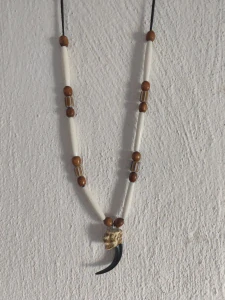 amulet na krk orlí dráp, kostice, korálky chevrony