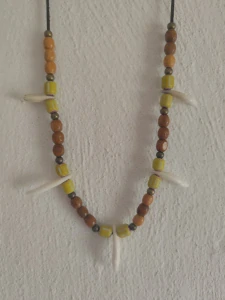 náhrdelník amulet psí zuby, dřevěné korálky, chevrony