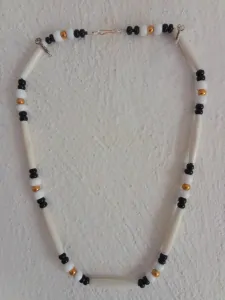 kůže na krk s kosticemi, bílý a černý rokajl, mosazné zlaté korálky