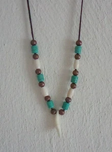 amulet psí zub, kostice, měděné korálky, tyrkenitové korálky