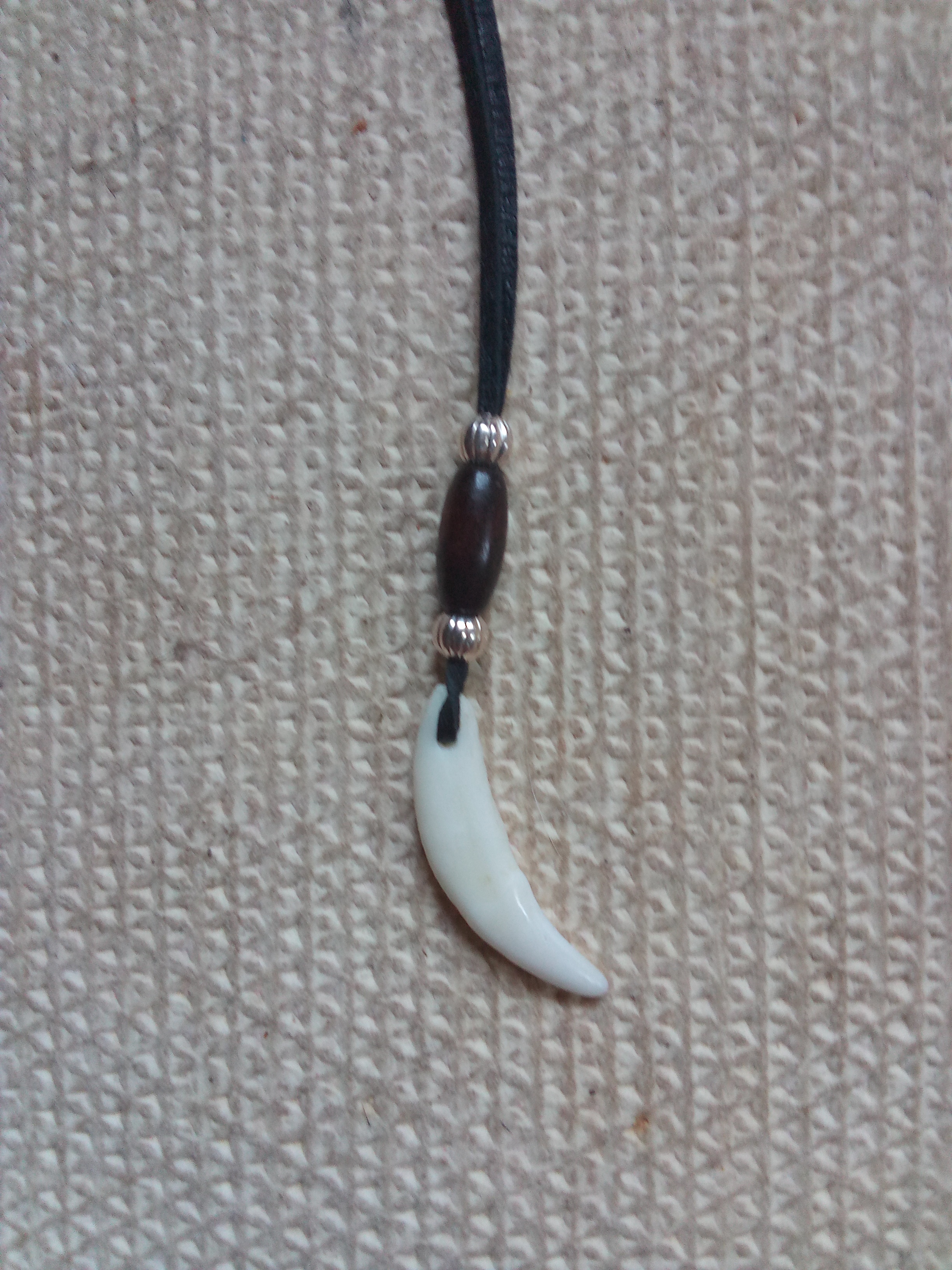 amulet na krk psí zub, kovové a dřevěný korálek