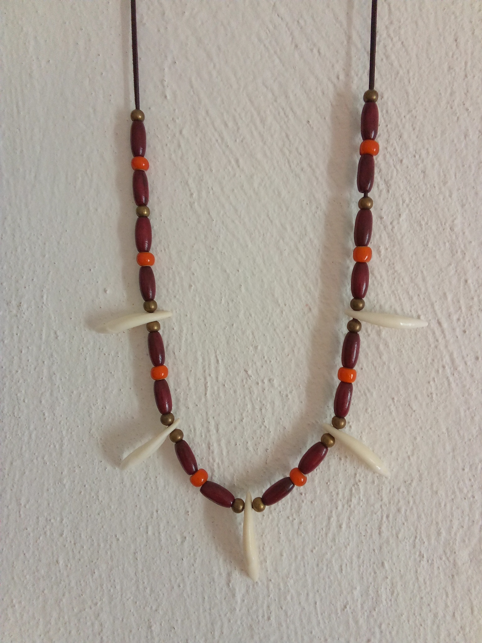 amulet psí zuby dřevěné korálky, oranžové korneliány, mosazné korálky