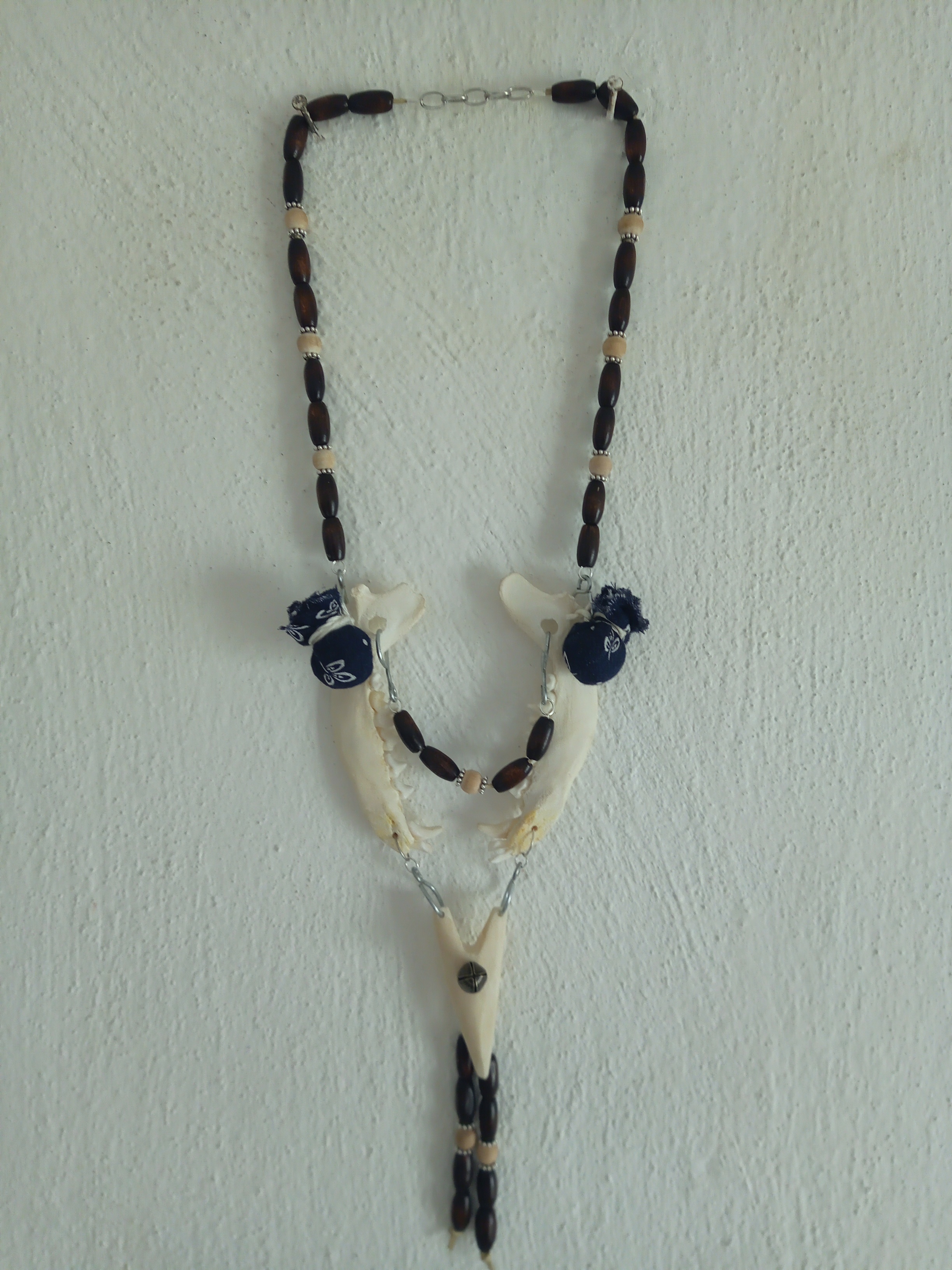 šamanský amulet náhrdelník ze spojených čelistí s kostěným hrotem