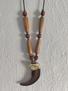 amulet na krk, dřevěné kostice,mosazné a dřevěné korálky, medvědí dráp