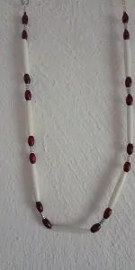 kůže na krk s pravými kosticemi, dřevěné korálky, stříbrné korálky