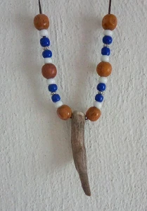 amulet na krk, modrý a bílý rokajl, kovové korálky, srnčí parůžek