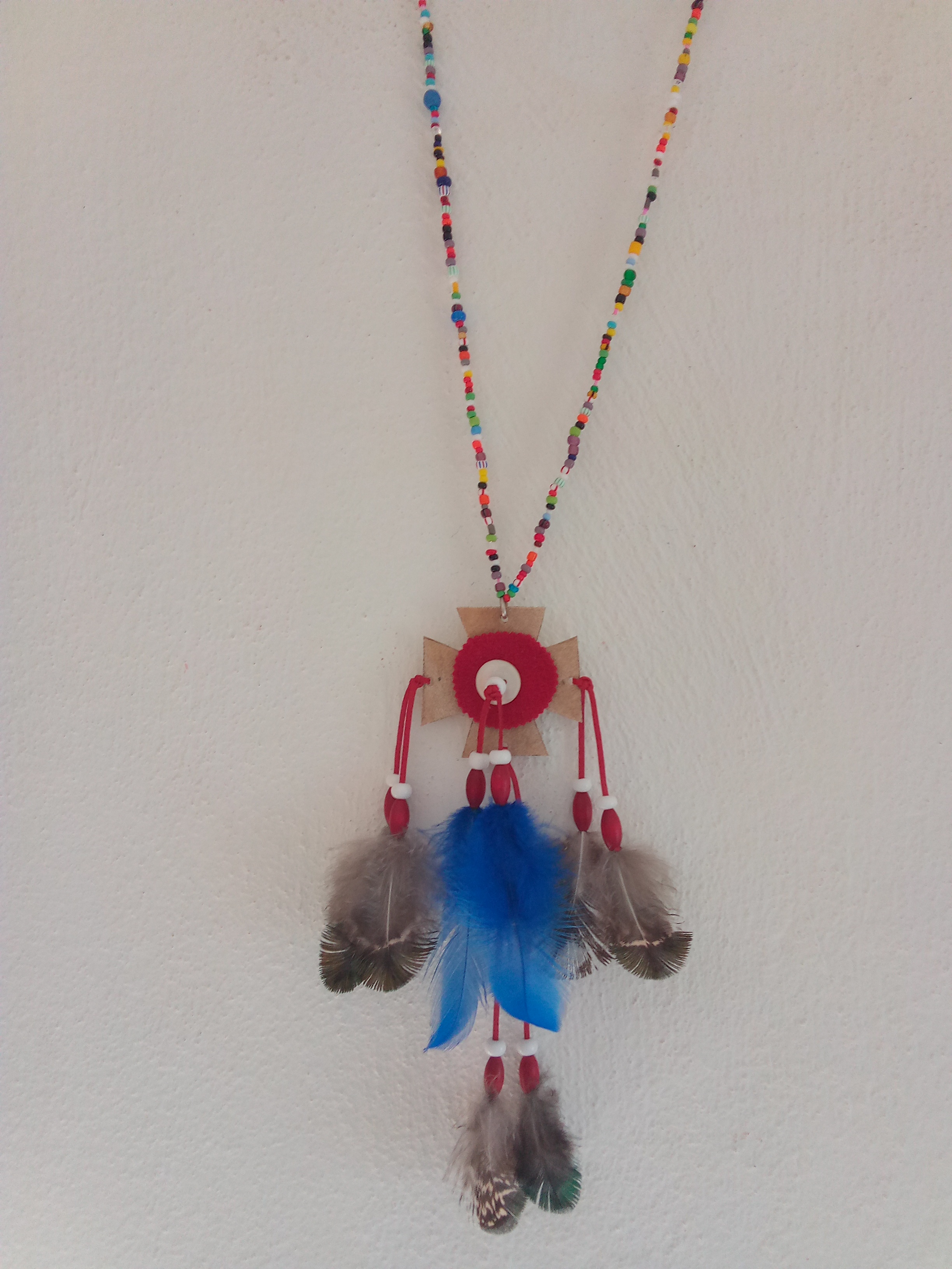amulet na krk jitřní hvězda,rokajl,dřevěné korálky,peříčka
