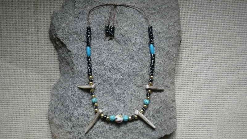 amulet na krk náhrdelník srnčí parůžky,tyrkenit,rokajl,mosazný korálky