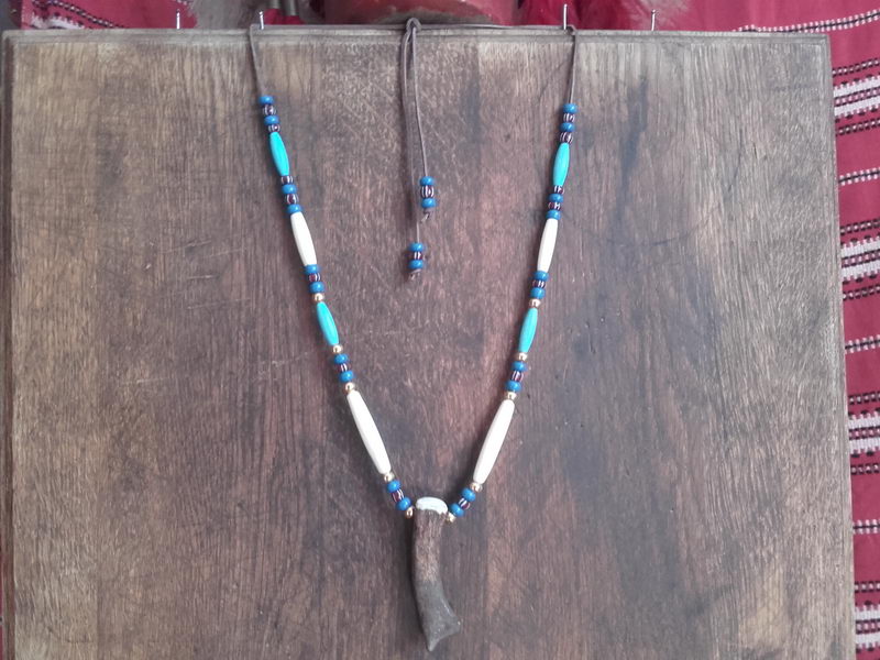amulet na krk náhrdelník srnčí parůžek,kostice,mosazné korálky,rokajl,