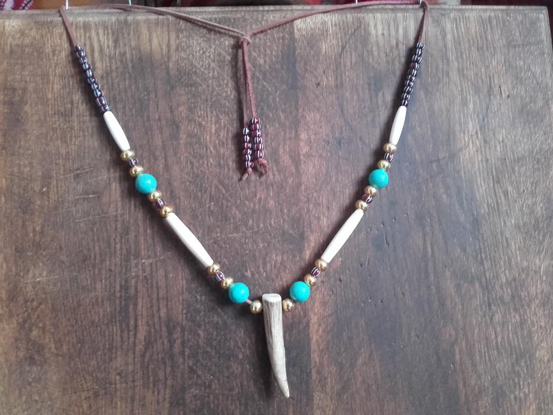 amulet na krk náhrdelník srnčí parůžek,kostice,mosazné korálky,rokajl