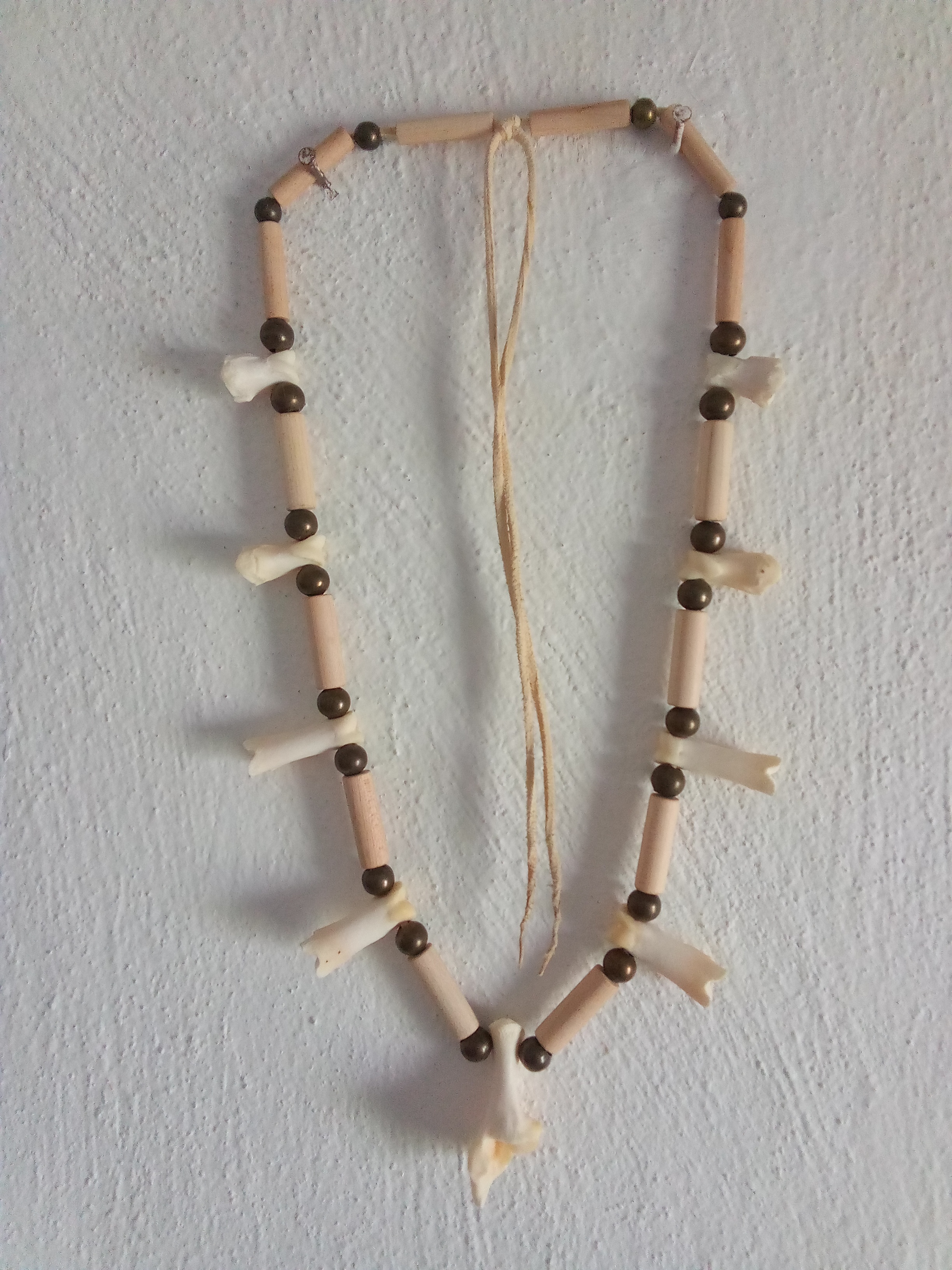 náhrdelník amulet z prstových kůstek
