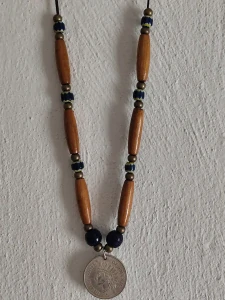 náhrdelník amulet na krk dřevěné korálky, chevrony, přívěsek dolar