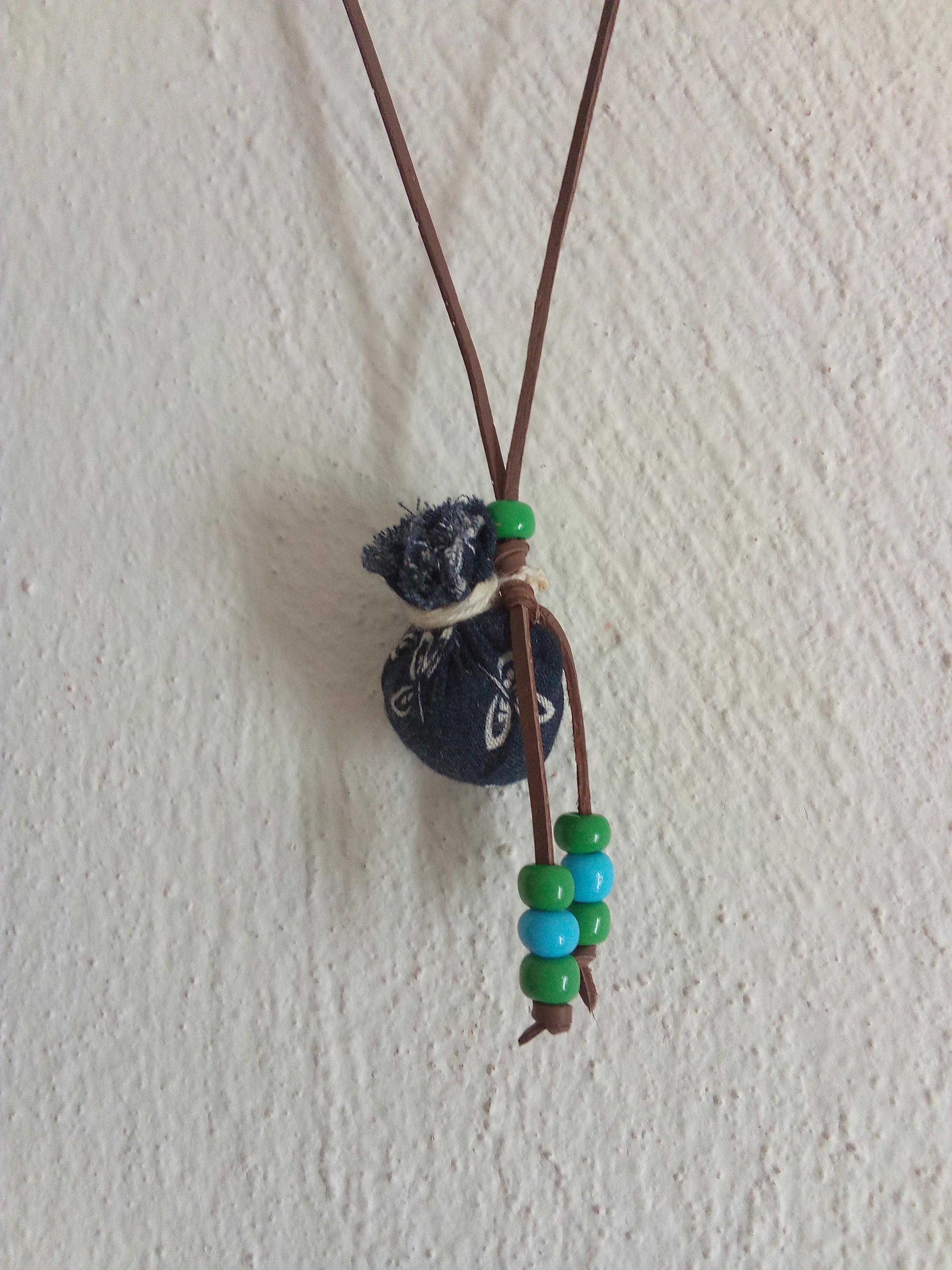 amulet na krk modrý váček s bylinkami